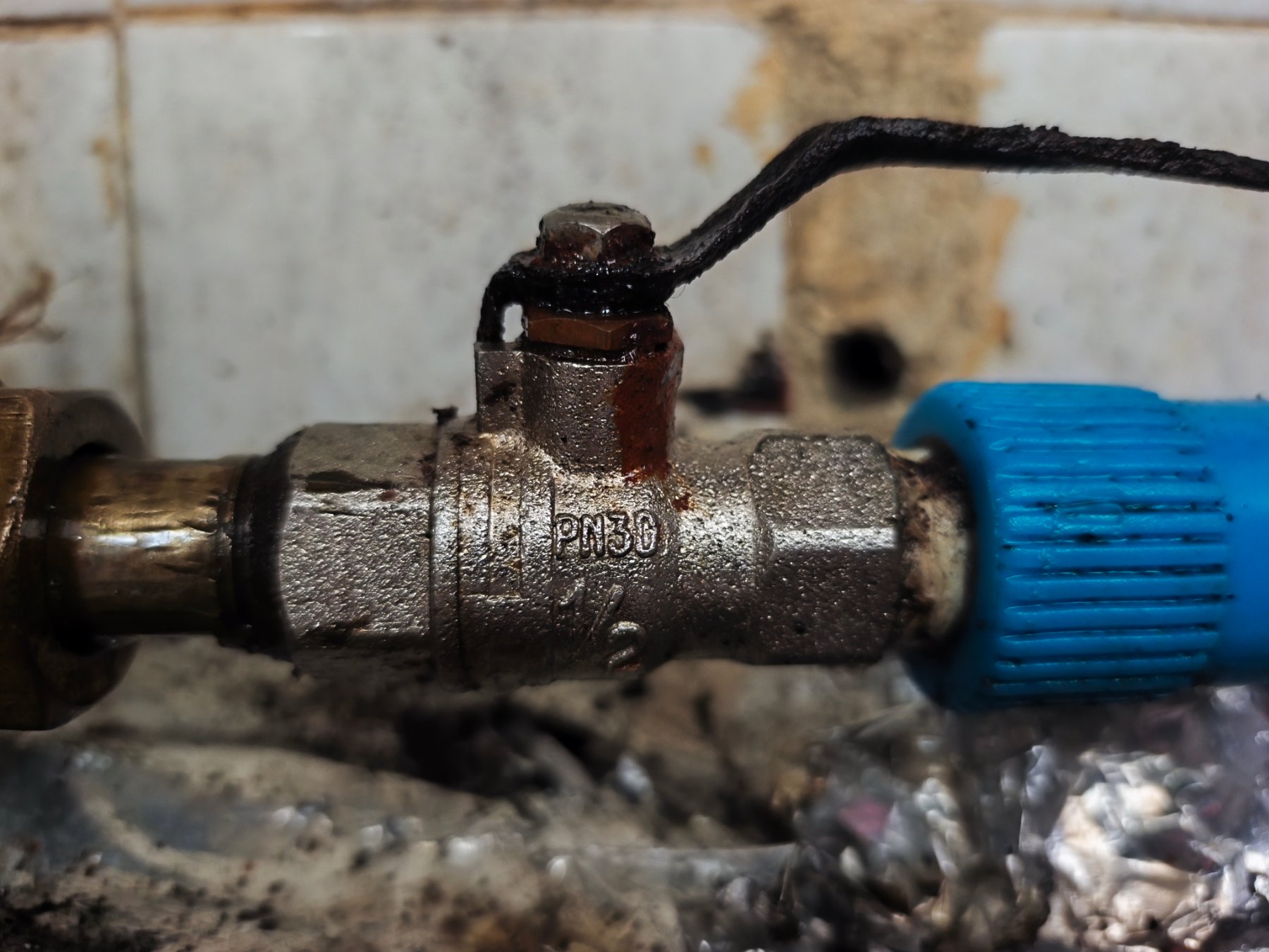 Llave de paso de esfera con la maneta y la rosca oxidadas