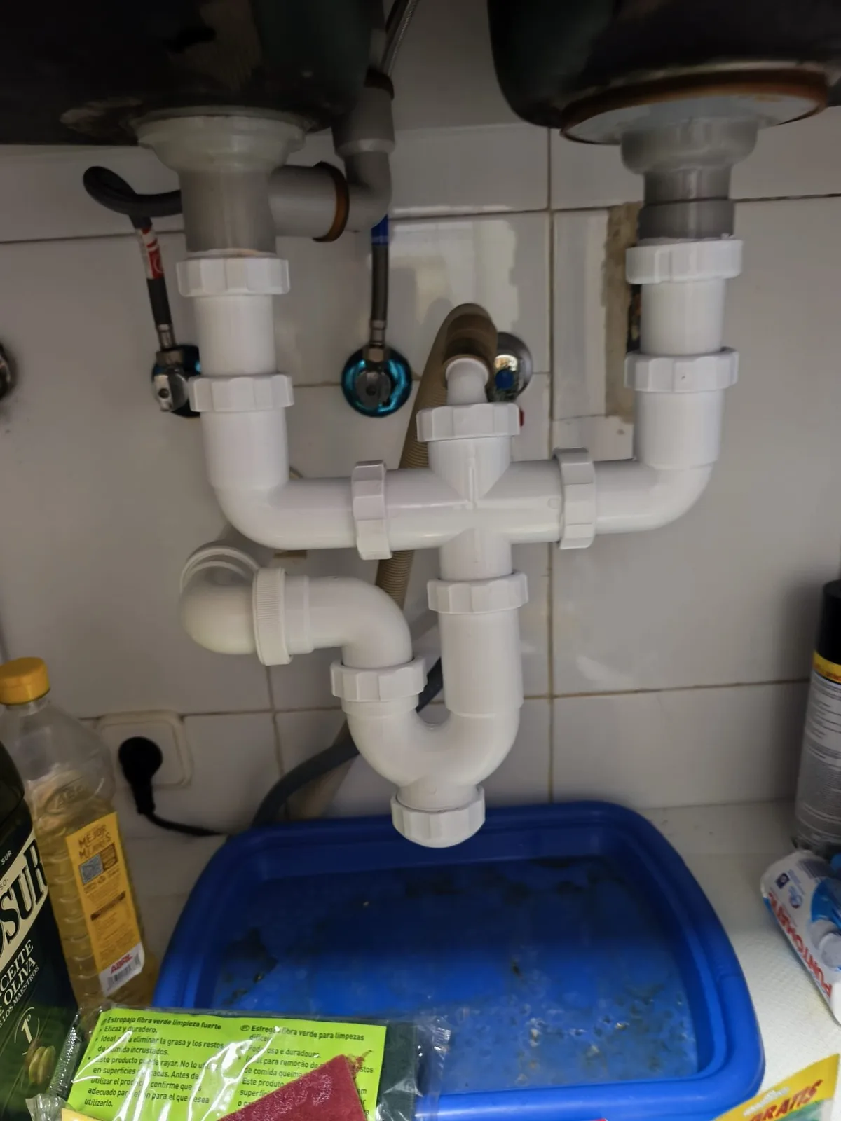Desagüe de PVC blanco con sifón para un fregadero de dos senos